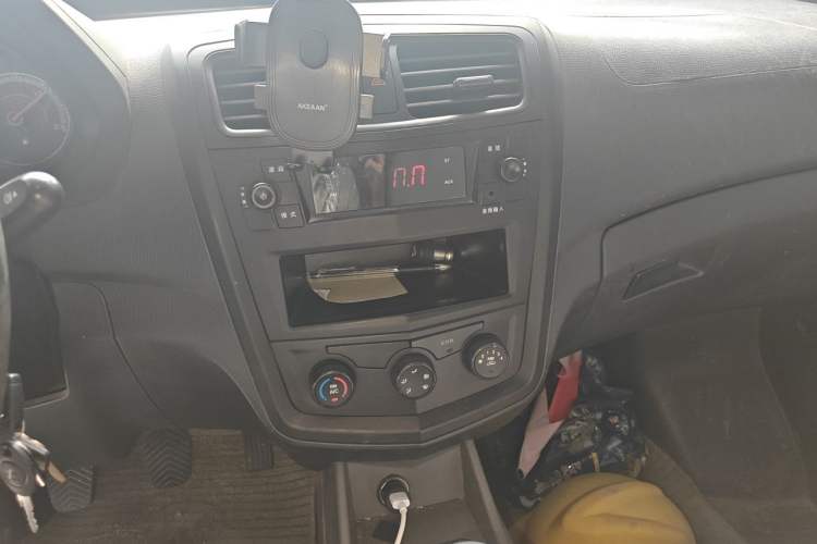 Used Wuling Zhengcheng 2015 1.5L Comfort L3C Audio And AC Panel