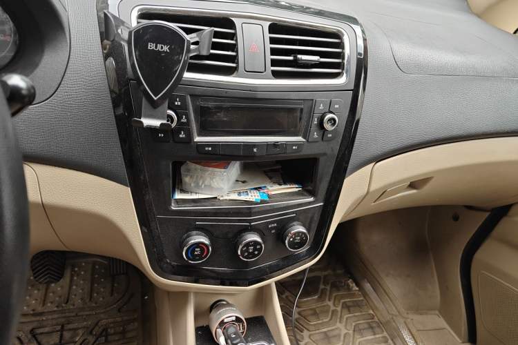 Used Wuling Zhengcheng 2015 1.8L Luxury Model LJ479QE2 Audio And AC Panel