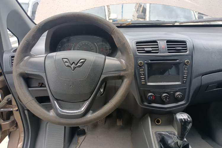Used Wuling Zhengcheng 2015 1.5L Comfort L3C Center Console