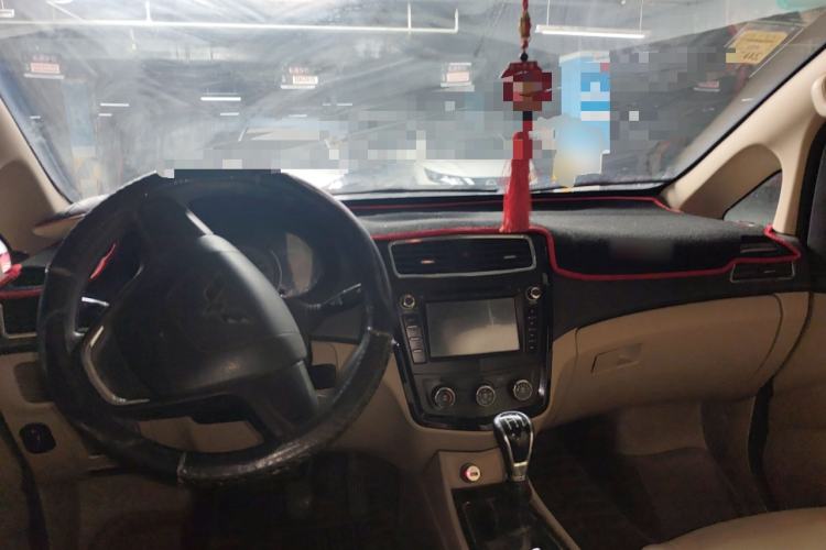 Used Wuling Zhengcheng 2015 1.8L Luxury Model LJ479QE2 Center Console