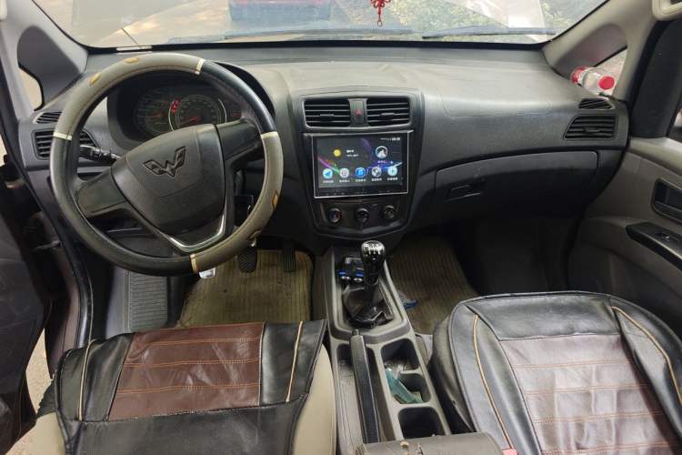 Used Wuling Zhengcheng 2015 1.8L Comfort Model LJ479QE2 Center Console