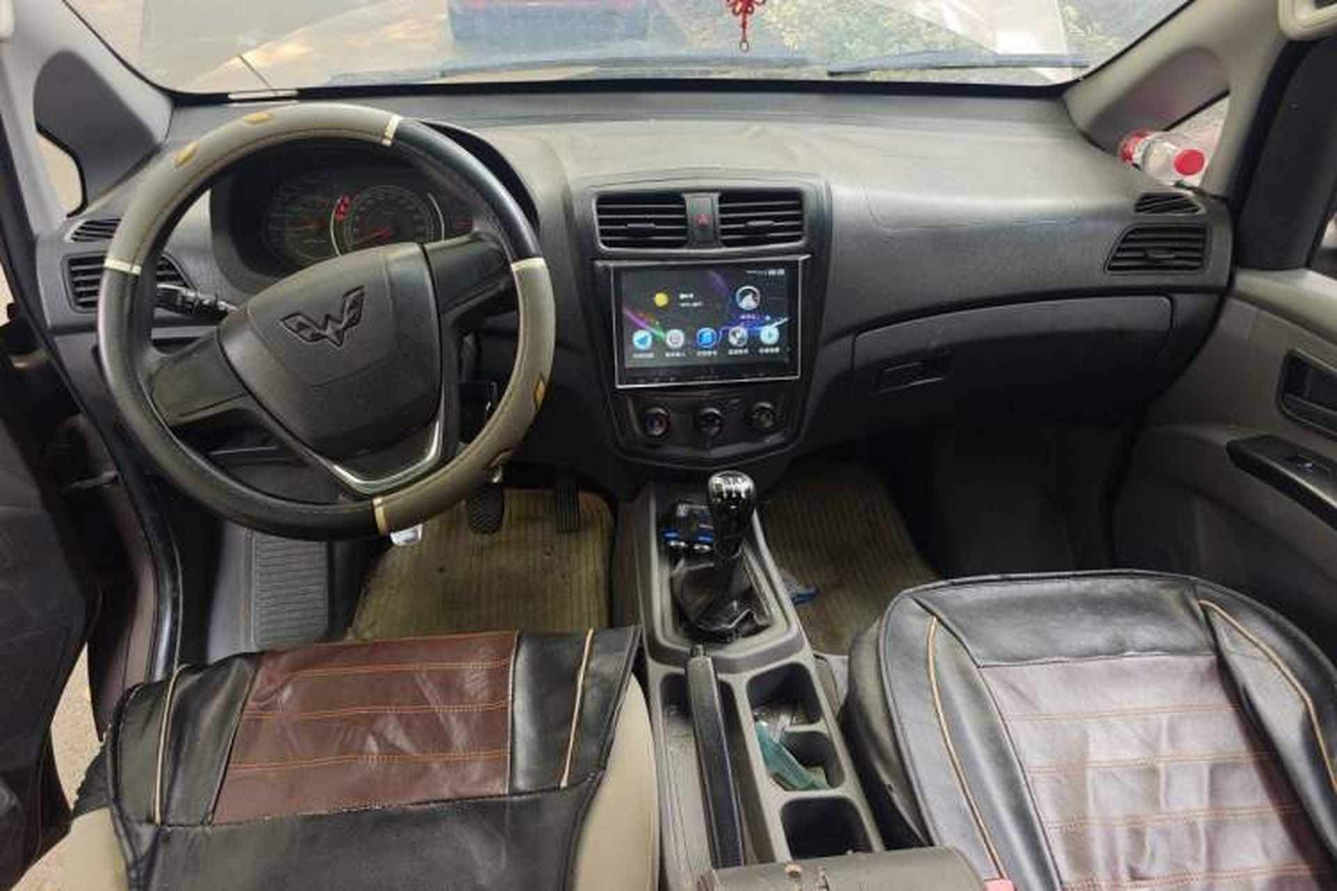 Used Wuling Zhengcheng 2015 1.8L Comfort Model LJ479QE2 Center Console