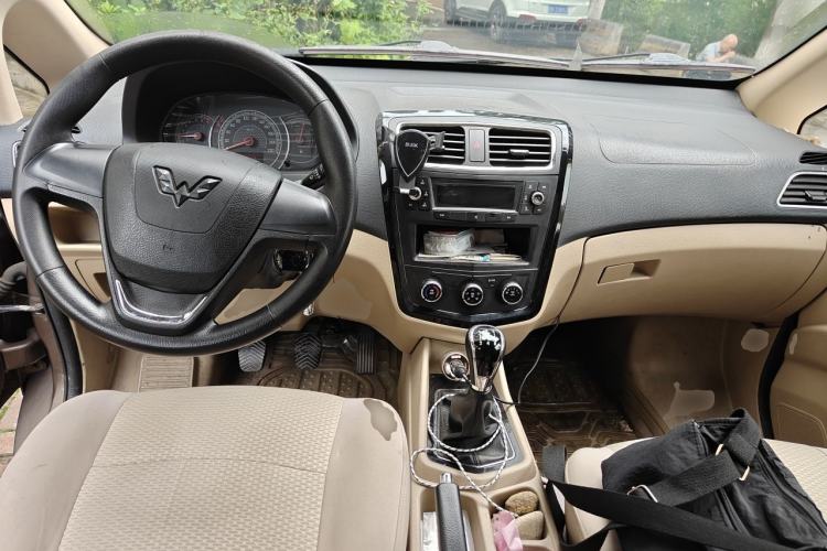 Used Wuling Zhengcheng 2015 1.8L Luxury Model LJ479QE2 Center Console