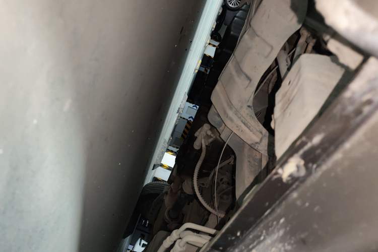 Used Wuling Zhengcheng 2015 1.8L Luxury Model LJ479QE2 Chassis Front Left