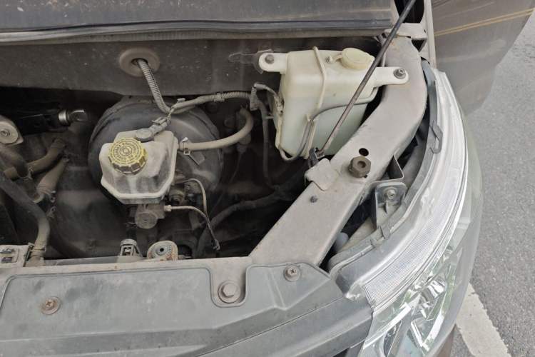 Used Wuling Zhengcheng 2015 1.5L Comfort L3C Engine Bay Left