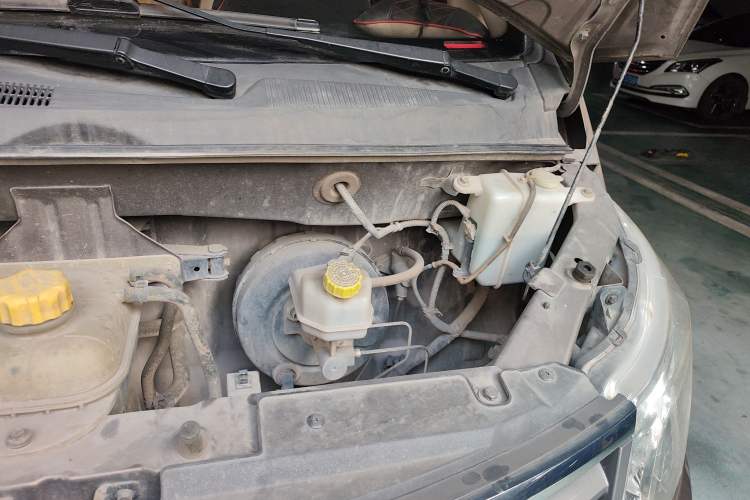Used Wuling Zhengcheng 2015 1.8L Luxury Model LJ479QE2 Engine Bay Left