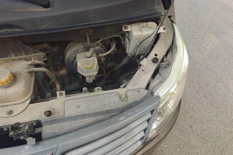 Used Wuling Zhengcheng 2015 1.8L Comfort Model LJ479QE2 Engine Bay Left