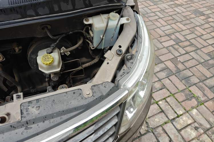 Used Wuling Zhengcheng 2015 1.8L Luxury Model LJ479QE2 Engine Bay Left