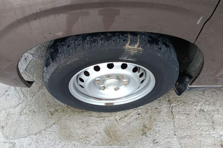 Used Wuling Zhengcheng 2015 1.5L Comfort L3C Left Front Wheel Hub