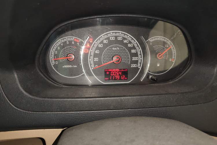 Used Wuling Zhengcheng 2015 1.8L Luxury Model LJ479QE2 Odometer Close Up