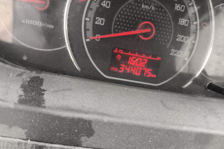 Used Wuling Zhengcheng 2015 1.5L Comfort L3C Odometer Close Up