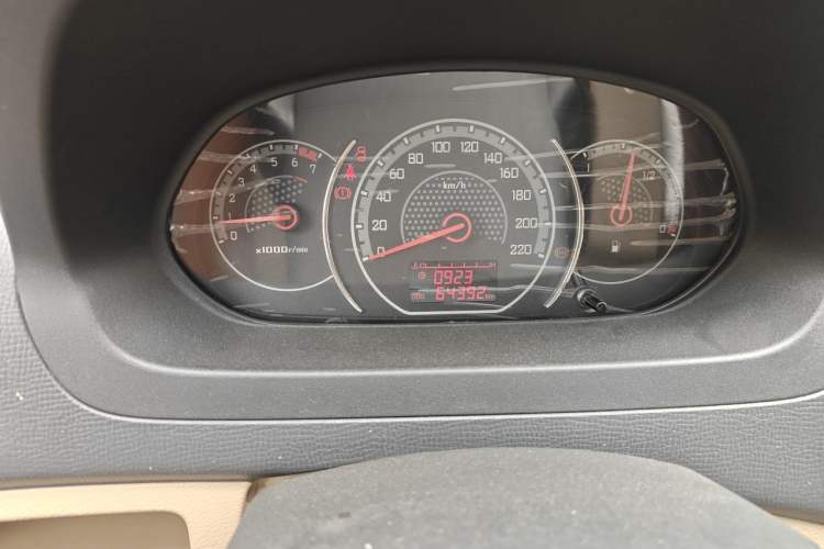Used Wuling Zhengcheng 2015 1.8L Luxury Model LJ479QE2 Odometer Close Up
