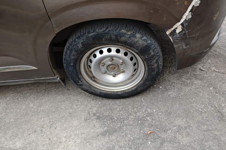 Used Wuling Zhengcheng 2015 1.8L Comfort Model LJ479QE2 Right Front Wheel Hub