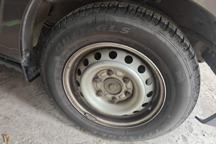 Used Wuling Zhengcheng 2015 1.5L Comfort L3C Right Front Wheel Hub