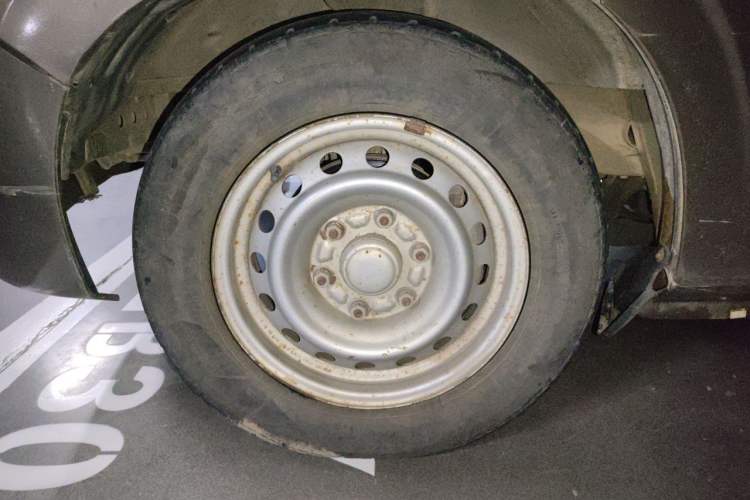 Used Wuling Zhengcheng 2015 1.8L Comfort Model LJ479QE2 Right Front Wheel Hub