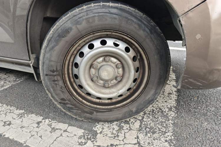 Used Wuling Zhengcheng 2015 1.5L Comfort L3C Right Front Wheel Hub