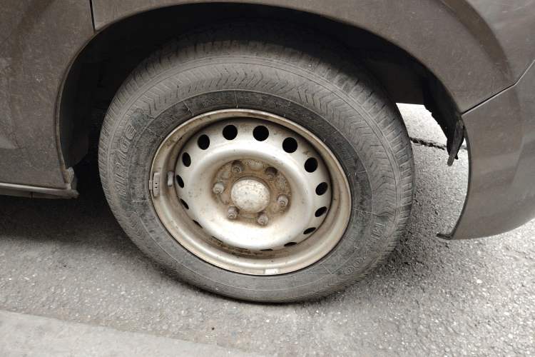 Used Wuling Zhengcheng 2015 1.5L Comfort L3C Right Front Wheel Hub