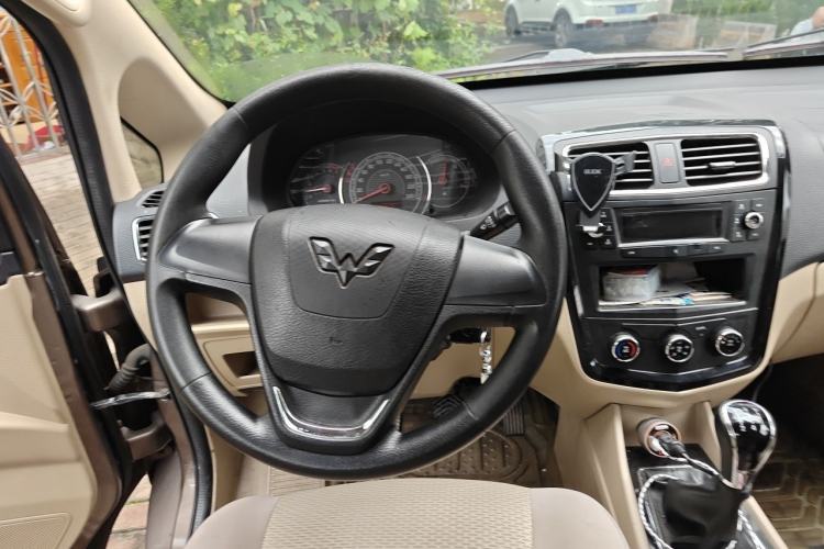 Used Wuling Zhengcheng 2015 1.8L Luxury Model LJ479QE2 Steering Wheel