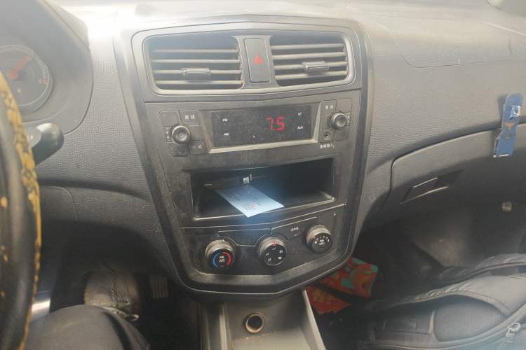 Used Wuling Zhengcheng 2015 1.5L Comfort L3C Audio And AC Panel