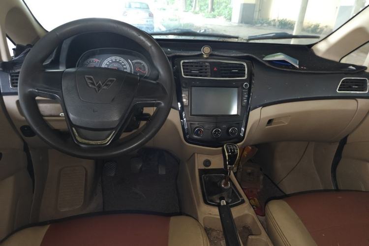 Used Wuling Zhengcheng 2015 1.8L Comfort Model LJ479QE2 Center Console