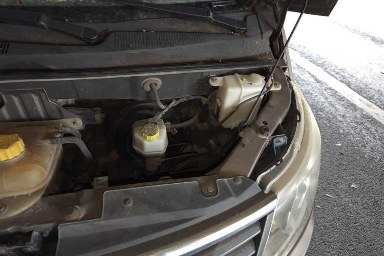 Used Wuling Zhengcheng 2015 1.8L Comfort Model LJ479QE2 Engine Bay Left