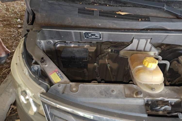 Used Wuling Zhengcheng 2015 1.8L Comfort Model LJ479QE2 Engine Bay Right