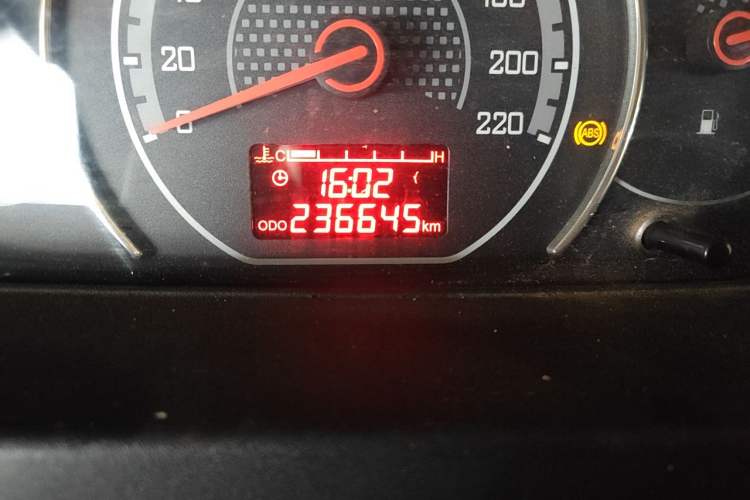 Used Wuling Zhengcheng 2015 1.8L Comfort Model LJ479QE2 Odometer Close Up
