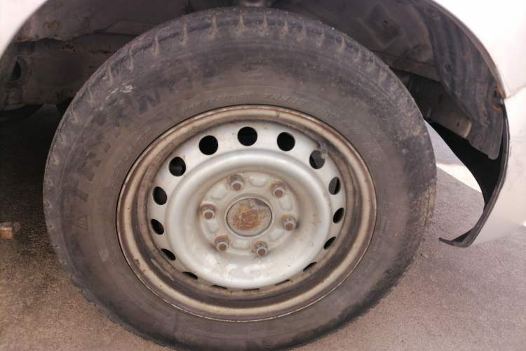 Used Wuling Zhengcheng 2015 1.5L Comfort L3C Right Front Wheel Hub