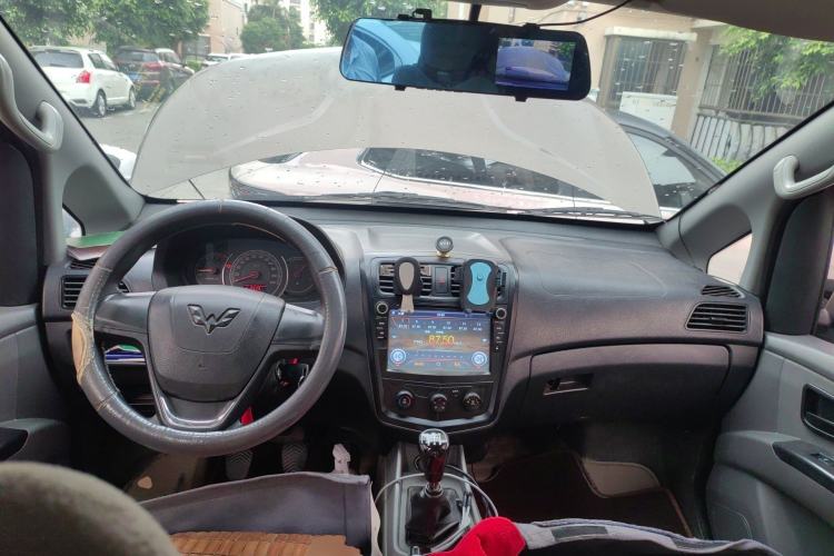 Used Wuling Zhengcheng 2015 1.8L Comfort Model LJ479QE2 Center Console