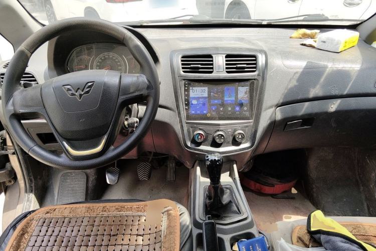 Used Wuling Zhengcheng 2015 1.8L Comfort Model LJ479QE2 Center Console