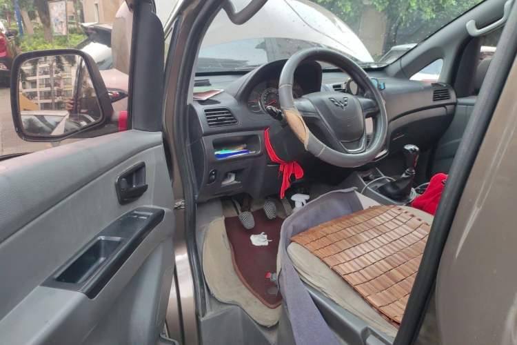 Used Wuling Zhengcheng 2015 1.8L Comfort Model LJ479QE2 Driver Seat