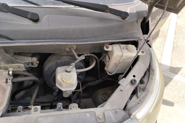 Used Wuling Zhengcheng 2015 1.8L Comfort Model LJ479QE2 Engine Bay Left