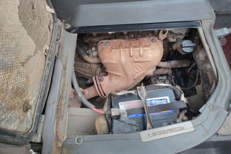 Used Wuling Zhengcheng 2015 1.8L Comfort Model LJ479QE2 Engine Bay Right