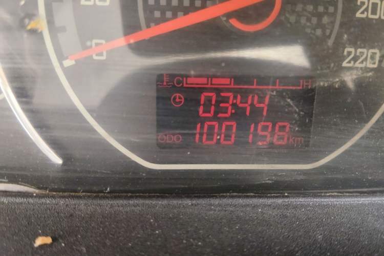 Used Wuling Zhengcheng 2015 1.8L Comfort Model LJ479QE2 Odometer Close Up