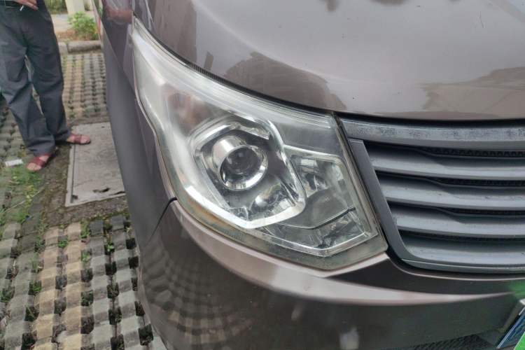 Used Wuling Zhengcheng 2015 1.8L Comfort Model LJ479QE2 Right Front Headlight