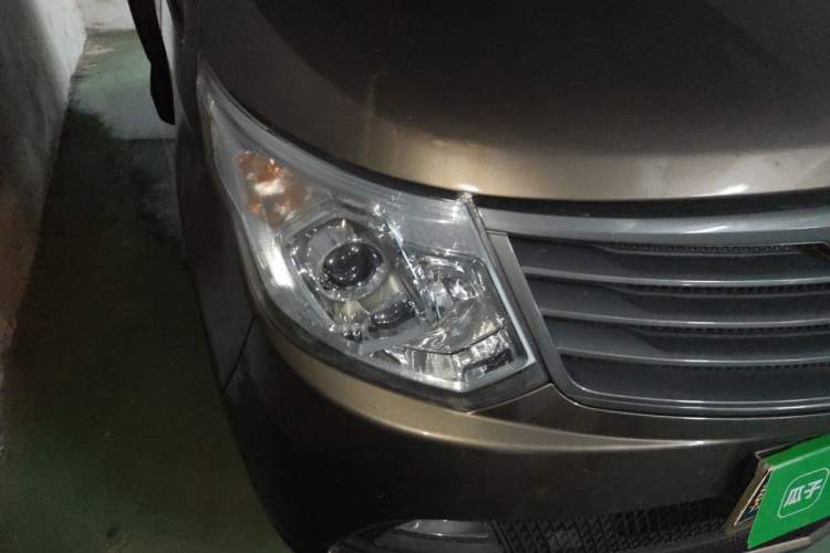 Used Wuling Zhengcheng 2015 1.5L Comfort L3C Right Front Headlight
