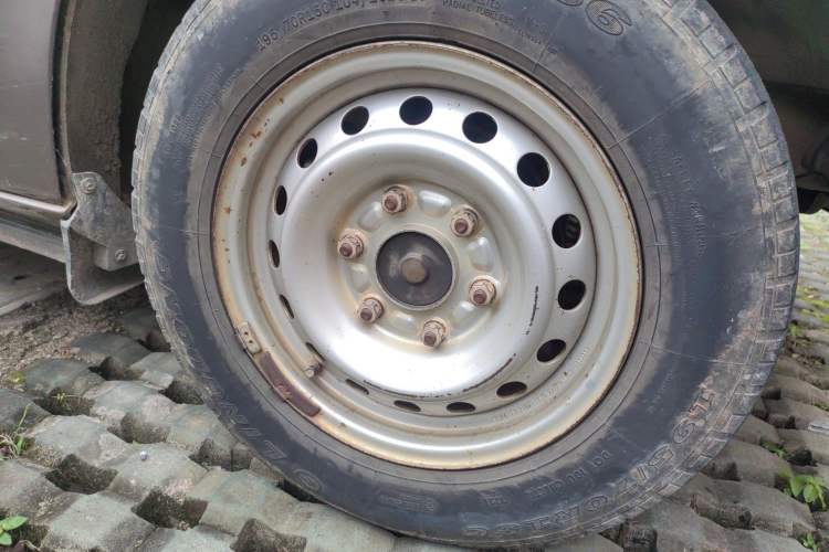 Used Wuling Zhengcheng 2015 1.8L Comfort Model LJ479QE2 Right Front Wheel Hub
