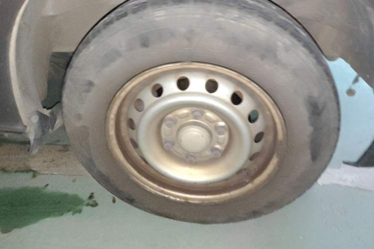 Used Wuling Zhengcheng 2015 1.5L Comfort L3C Right Front Wheel Hub