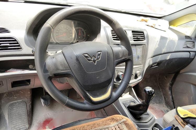 Used Wuling Zhengcheng 2015 1.8L Comfort Model LJ479QE2 Steering Wheel