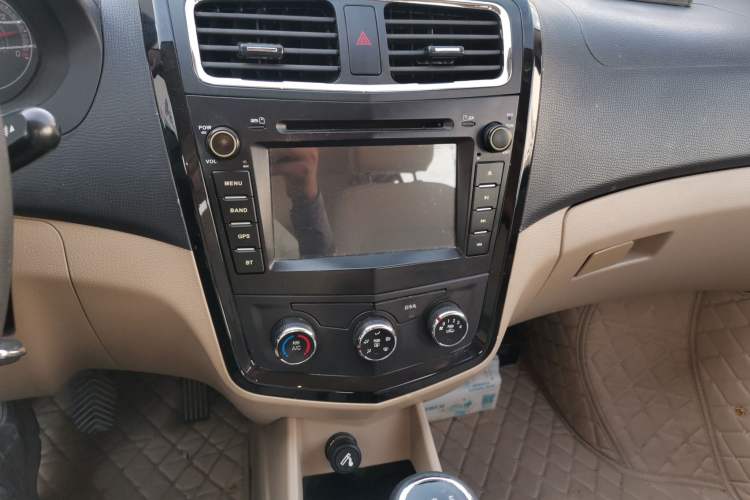 Used Wuling Zhengcheng 2015 1.8L Luxury Model LJ479QE2 Audio And AC Panel