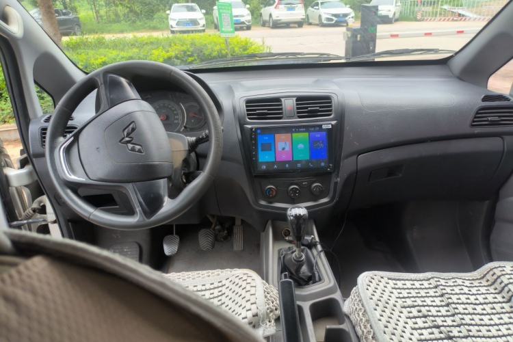 Used Wuling Zhengcheng 2015 1.8L Comfort Model LJ479QE2 Center Console