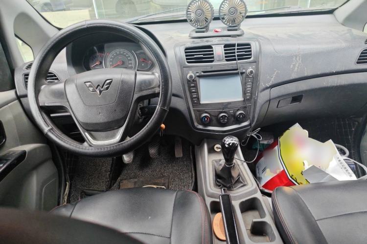 Used Wuling Zhengcheng 2015 1.5L Comfort L3C Center Console