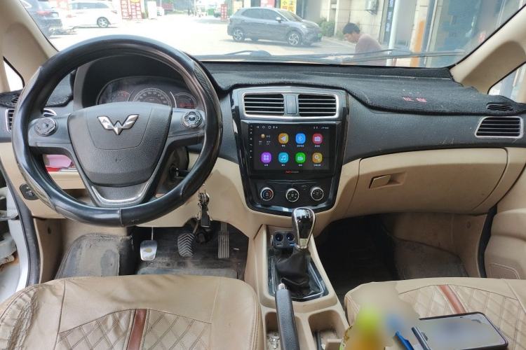 Used Wuling Zhengcheng 2015 1.8L Luxury Model LJ479QE2 Center Console