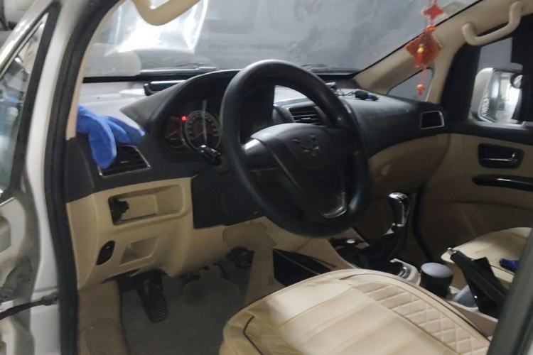 Used Wuling Zhengcheng 2015 1.8L Luxury Model LJ479QE2 Center Console