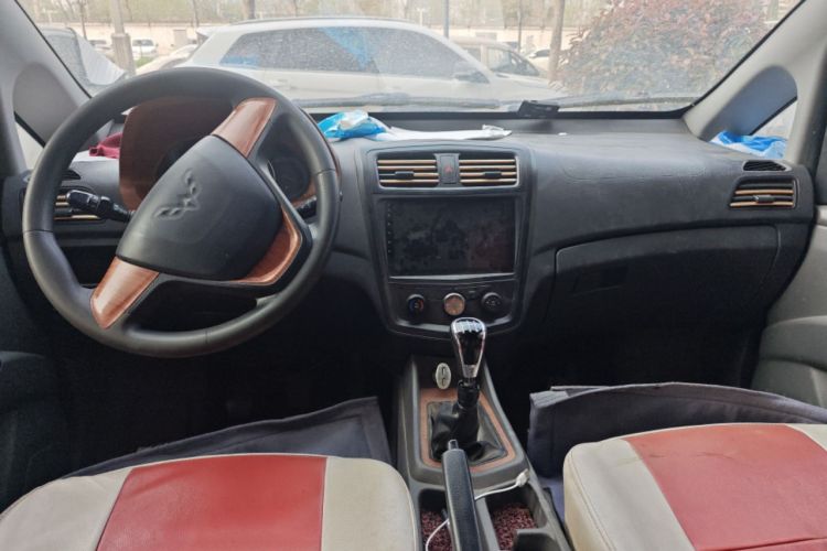 Used Wuling Zhengcheng 2015 1.8L Comfort Model LJ479QE2 Center Console