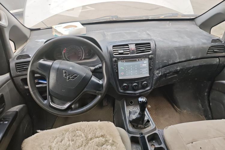 Used Wuling Zhengcheng 2015 1.5L Comfort L3C Center Console