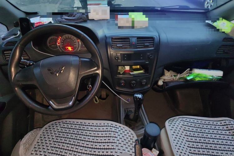 Used Wuling Zhengcheng 2015 1.8L Comfort Model LJ479QE2 Center Console