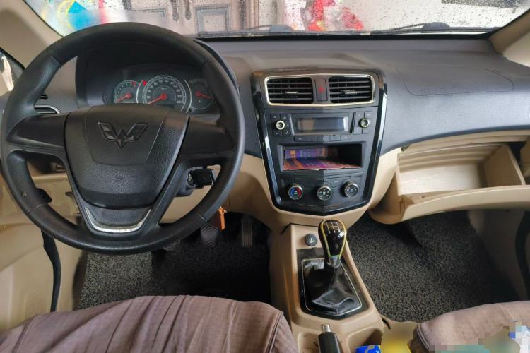 Used Wuling Zhengcheng 2015 1.8L Luxury Model LJ479QE2 Center Console