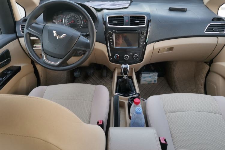 Used Wuling Zhengcheng 2015 1.8L Luxury Model LJ479QE2 Center Console