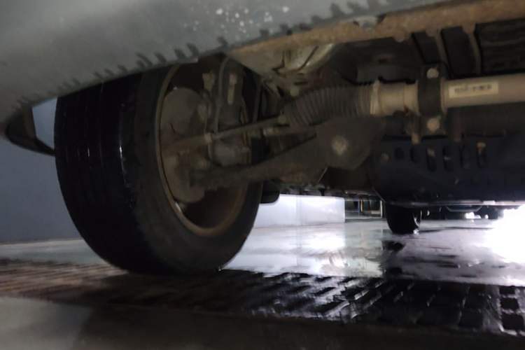 Used Wuling Zhengcheng 2015 1.8L Luxury Model LJ479QE2 Chassis Front Right